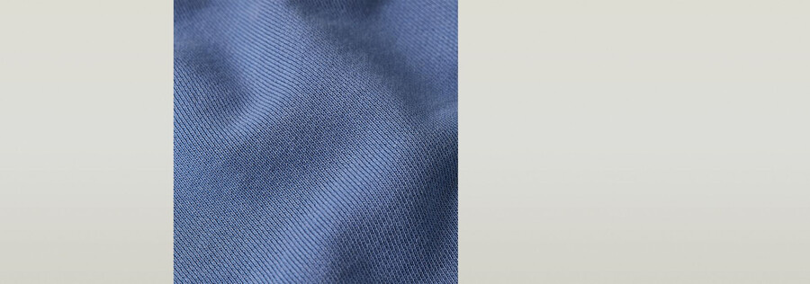 pull à détails de coutures surteints