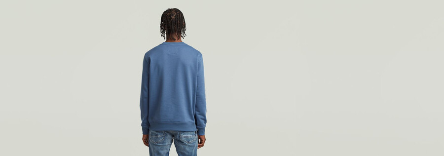 pull avec logo central sur la poitrine