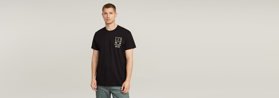 t-shirt à message texte sur la poitrine
