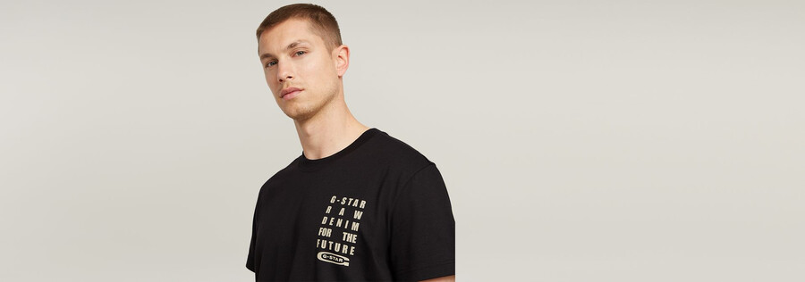 t-shirt à message texte sur la poitrine