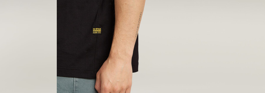 t-shirt à message texte sur la poitrine