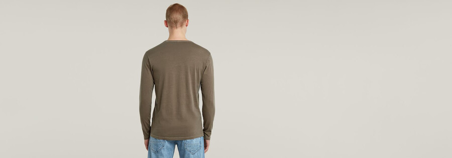 t-shirt avec logo poitrine teint en pièce