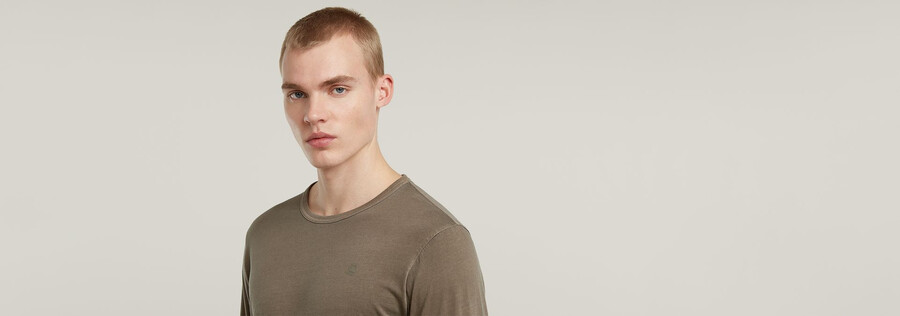 t-shirt avec logo poitrine teint en pièce