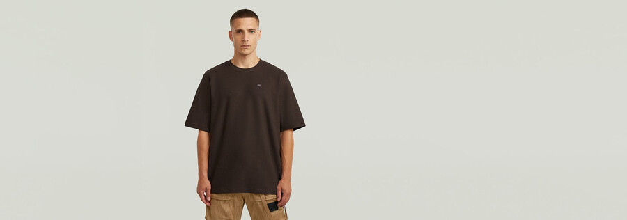 t-shirt structuré avec logo sur la poitrine